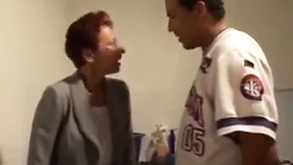 Kotb sıcak büyükannenin daha genç bir piç kurusuna ihtiyacı var!