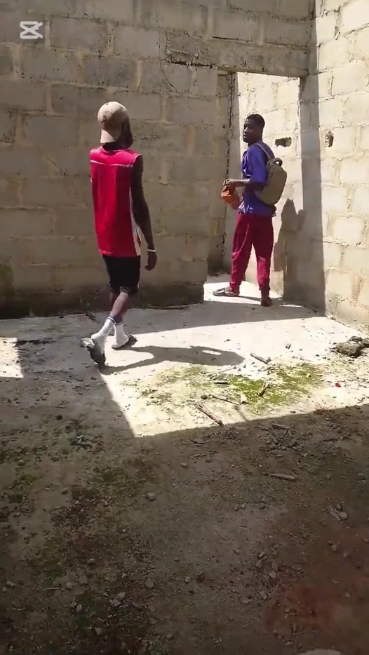 Üvey babam beni yakaladı ve amımı daha sert sikiyor