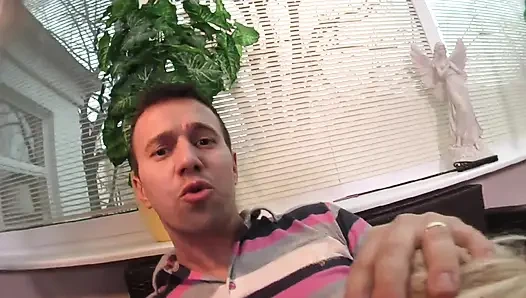 Sarışın Oyuncak Erkekler Tarafından Sikiliyor Ve Emiyor