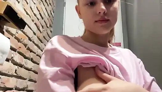 Halkın içinde ilk kez mastürbasyon yapıyor