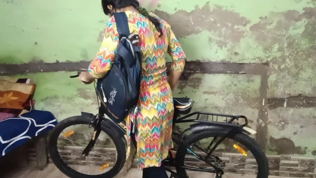 Üniversiteden eve geldikten sonra desi kız erkek arkadaşı tarafından sert sikiliyordu.