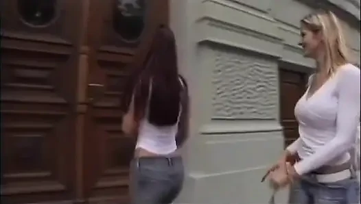 İki ateşli hatun ve iki büyük memeli adam grup seks yapıyor