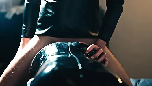 Önce beni dildoyla sikiyor, sonra yarağıyla bana nüfuz ediyor ve kıyafetime bolca boşalıyor