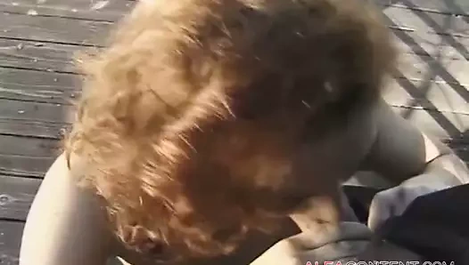 Sıcak esmer ve redhead becerdin üzerinde the köprü