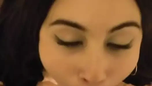 Como se llama esta mujer What is her name 2