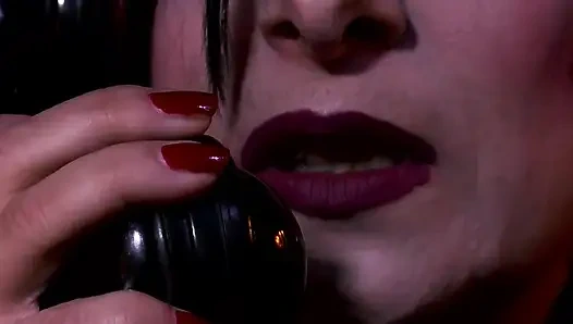 İç Çamaşırlı Bağlı Gotik Kız Yoğun Yarak Yolculuğu Yapıyor