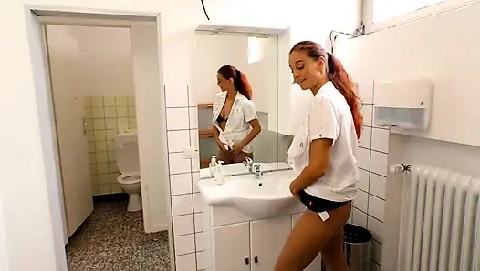 Güzel kızıl saçlı kız tuvalette sikişiyor