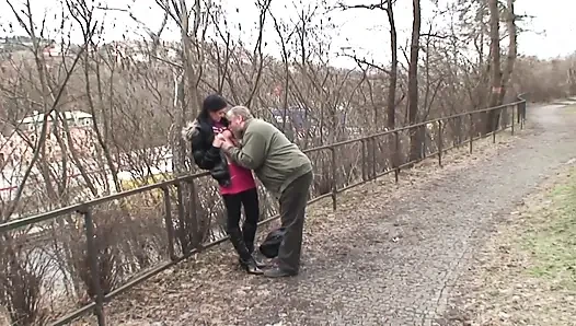 Parkta soğuk ve küçük doğal memeli genç esmer yaşlı bir adam tarafından ısınıyor ve tüm dölleri yutuyor