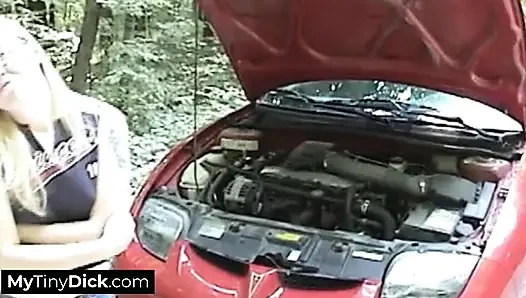 Küçük yaraklı adam azgın bir sarışından açık havada sakso çekiyor