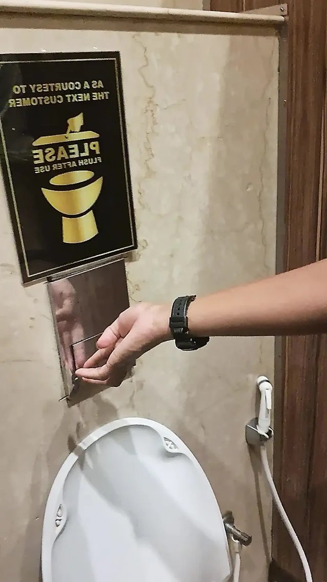 Alışveriş merkezi tuvaletinde çıplak Hintli işiyor