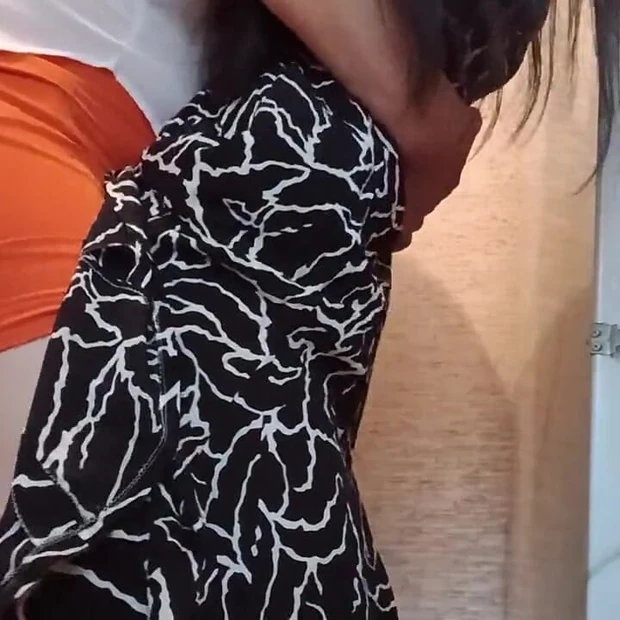 Меня быстро трахнула моя домина милфа-босс на общей офисной кухне