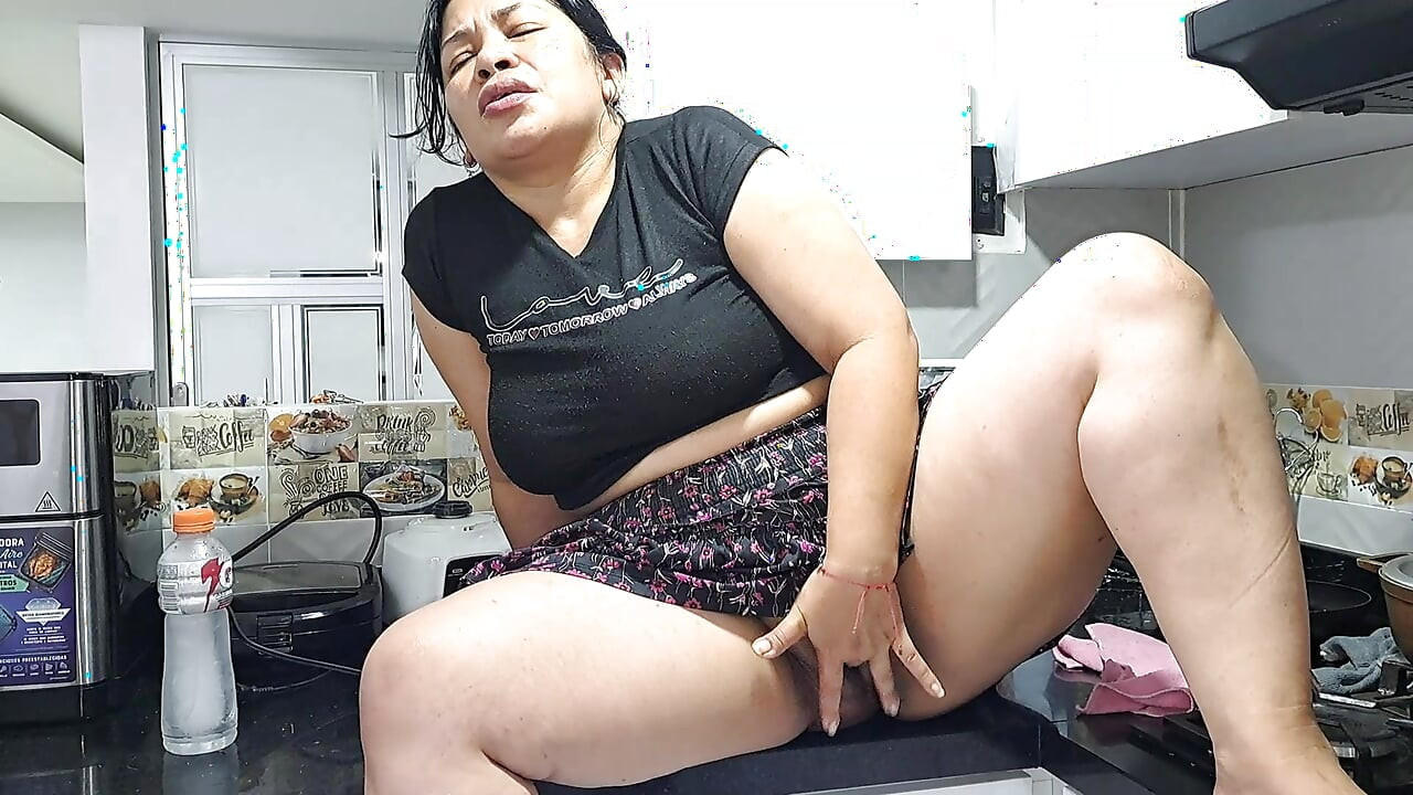 azgın olgun mutfakta mastürbasyon yapıyor