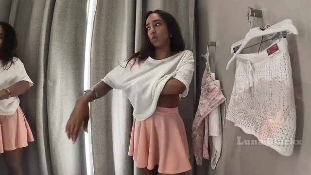 Девушку застукали в примерочной. Все видели ее обнаженной