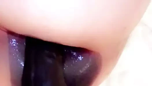 Siyah 8.5 inç yapay penis tarafından gerilmiş karışık sıkı ıslak delik