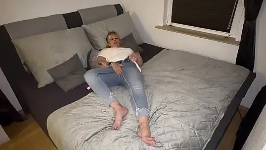 Beyaz gömlekli orta yaşlı seksi kadın adamın önüne alıyor ve azgın buluyor, titriyor, seğiriyor ve orgazm olurken inliyor