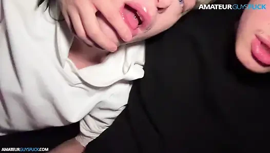 Azgın arkadaşlar gece kulübüne giderken arabada birbirlerini sikiyor