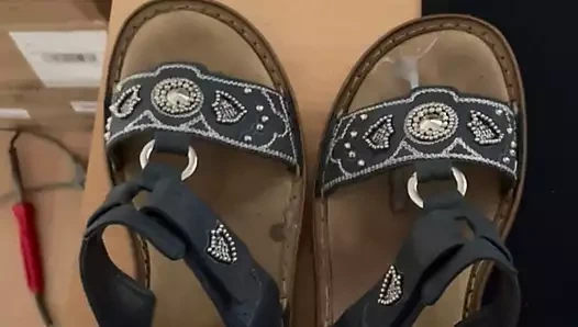 Hadi karımın kız arkadaşının sandaletleri