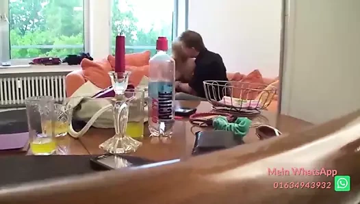 Vater verwoehnt Stieftochter wie noch nie