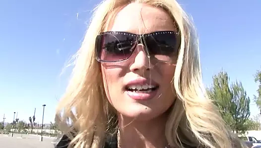 Sevimli genç sarışın amatör kız anal döküm