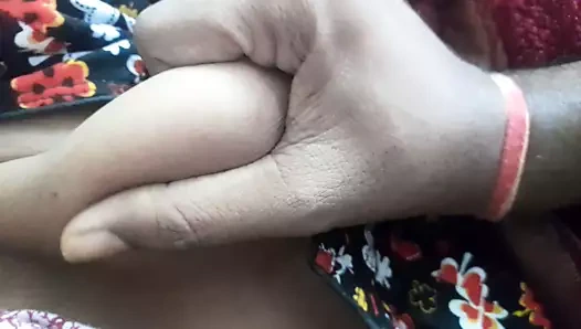 Kocam çok azgın ve göğüslerimi okşuyor