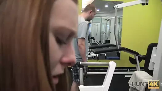 yaramaz adam alır yukarı genç hottie ve sikikleri onu sağ içinde spor salonu