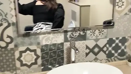 Harika götlü beyaz kız umumi banyoda mastürbasyon yapıyor