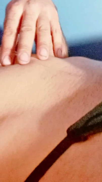 Sıcak siyah tanga giymiş seksi twink femboy, pürüzsüz mükemmel karın kaslarıyla harika meme uçlarıyla oynuyor | Bölüm 2
