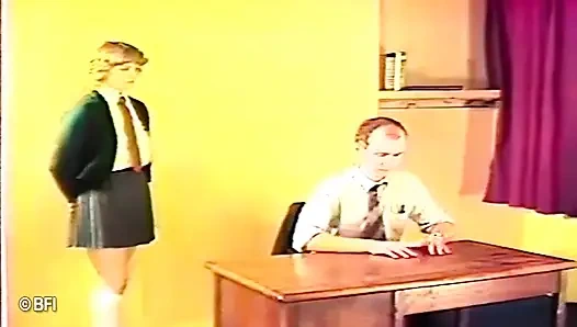 Zavallı genç ateşli kız sınıfta götüne şaplak atıyor