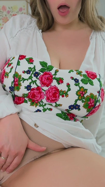 Kısa bir filmde orta yaşlı seksi kadının büyük kalçaları, ayrıca büyük göğüsleri var.