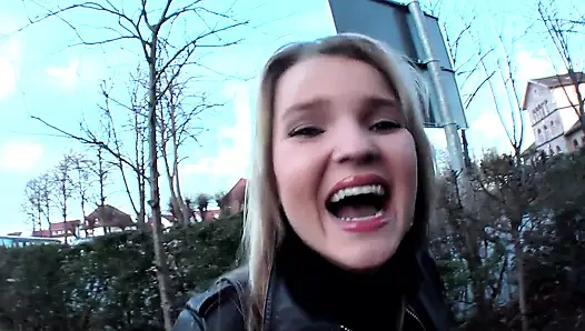 Sarışın hatun bdsm esaretinde göğüslerini ve oyuncağını azdırıyor