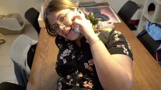 Telefonda konuşurken kocasını sevgilisiyle aldatıyor