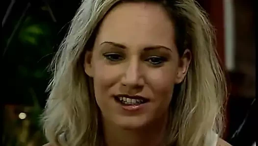 Sarışın fahişe ofiste sıkı amını siktiriyor