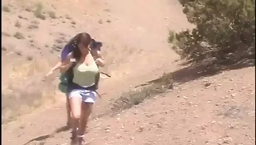 İki tıraşlı amcık lezbiyen sürtük parmakla sikişmeyi ve amcıkları yalamayı seviyor 69 tarzı