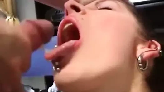 Ben piercing ve tatts ile deldi sıska geman sürtük