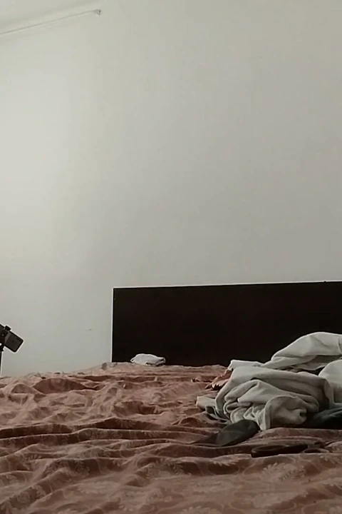 Amatör kadın kıyafetlerini denemek ve kesmekle eğleniyor