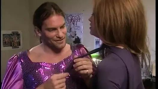 Soluk kızıl saçlı güzellik sürmek ve uzun saçlı bir adam berbat