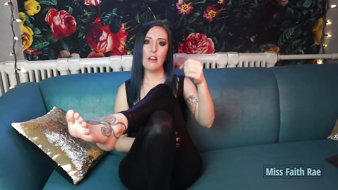 Zavallı bir çorap kamburusun - ayak fetişi, aşağılama, orgazm kontrolü - miss faith rae