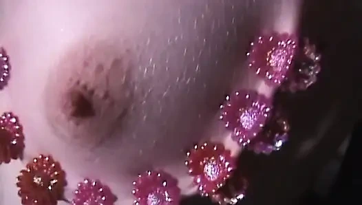 Orta yaşlı seksi kadın ağzı tıkalı ve esaret altındayken göğüslerine çilek alıyor