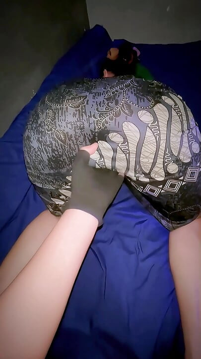 Üvey kız kardeşim bir düğünden döndü ve hemen sikişmemi istedi. - Yeşil kebaya domalmayı seviyor - bölüm 1