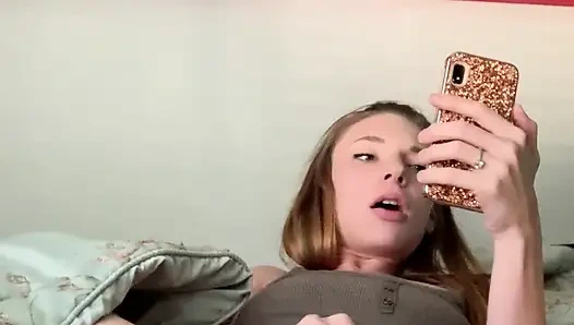 İyi bir kız gibi boşalıyor