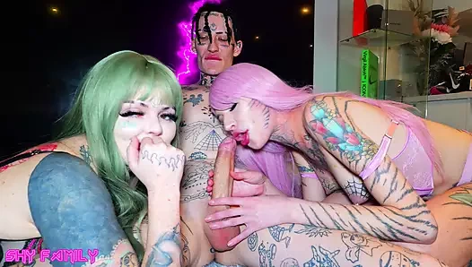 İki azgın sürtük sikimi emiyor ve çifte oral dölleme için yalvarıyor!