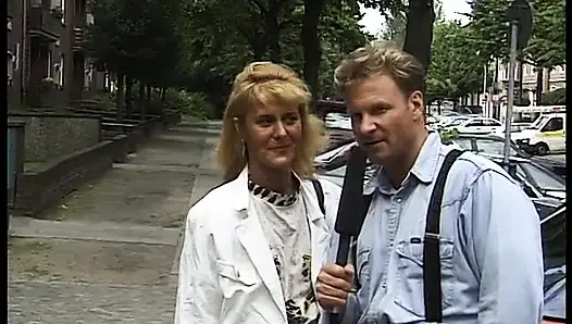 Sarışın orta yaşlı seksi kadın röportaj yapıyor