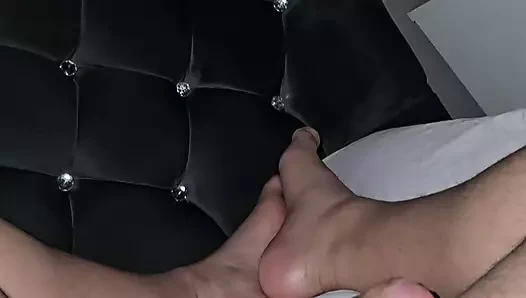 Üvey anne yataktayken üvey oğlunun ayağının altında sinsi bir elle muamele çekiyor