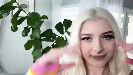 Gia oh my geri döndü ve gökkuşağı çorapları içinde büyük yarağıma binmeye hazır ve hatta tam nelson deneyimini alıyor