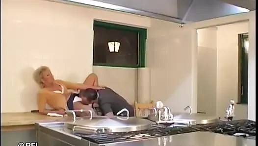 Genç adam ateşli sarışın olgun sürtüğü sikiyor