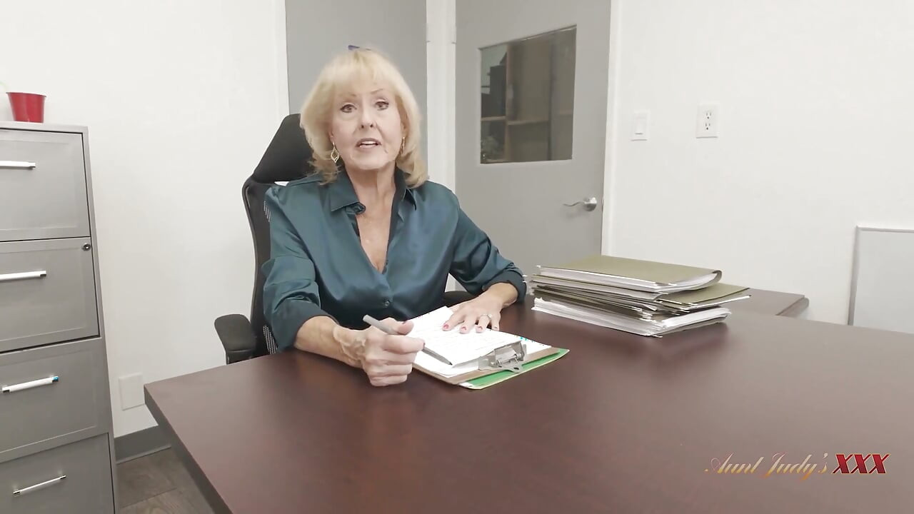 Auntjudysxxx - büyük memeli patron gilf desiree eden ile yaramaz bir iş görüşmesi