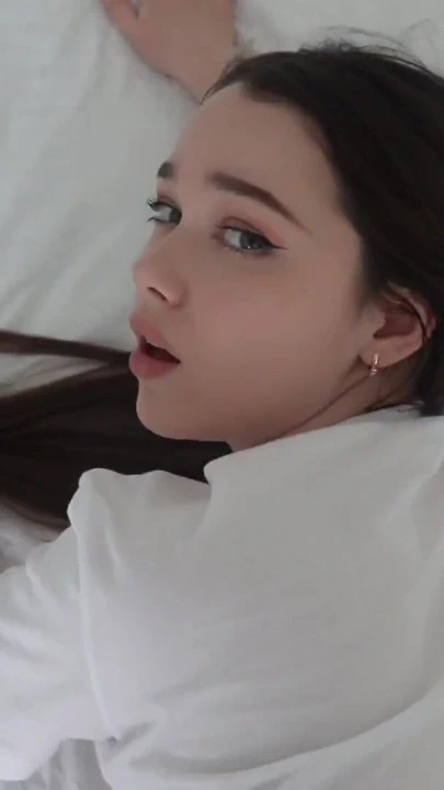 "Üvey kız kardeş ananas suyundan sonra sperm tadıyor"dan güçlü bir an.