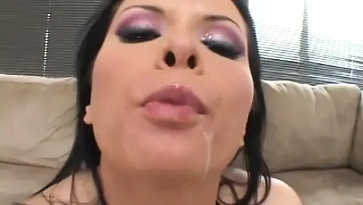 Güzel raflı ateşli orta yaşlı seksi kadın çifte sikiliyor