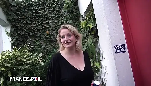 Orta yaşlı sürtük büyük göğüslerini yarağa sarıyor