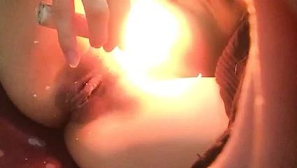 Meme uçlarımda ve sıkı kedimde erotik balmumu kullanma